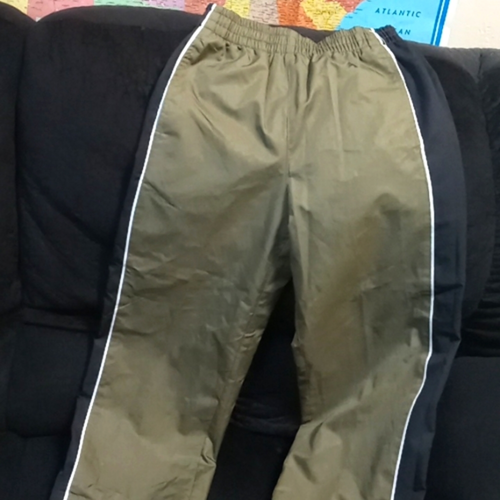 Boys Active Wear pants in Green size 6-7